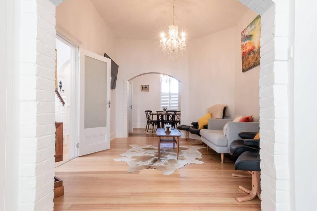 Historic Beauty In The Cbd! Parking And Wifi Apartment Launceston Exterior photo